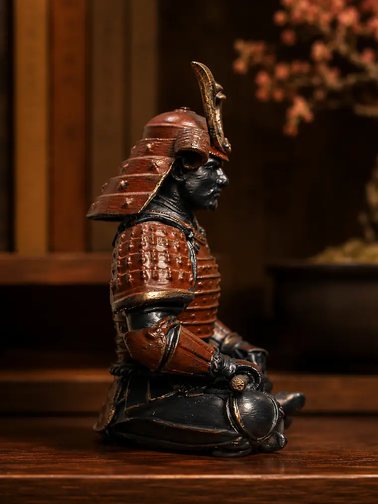 Figura Samurái Zen 13 cm – Armadura Roja con Detalles Dorados 3