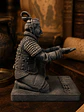 Portalápiz Guerrero de Terracota 13 cm – Guardián en Piedra Antigua - Miniatura 4