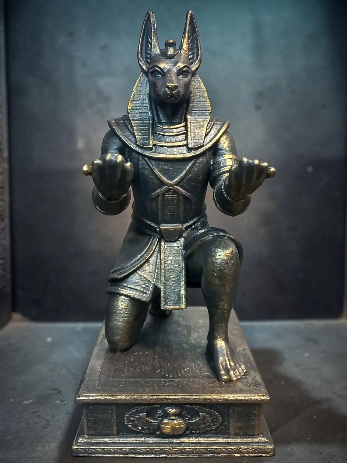 Portalápiz Anubis 17 cm – Guardián Egipcio Bronce Envejecido 1