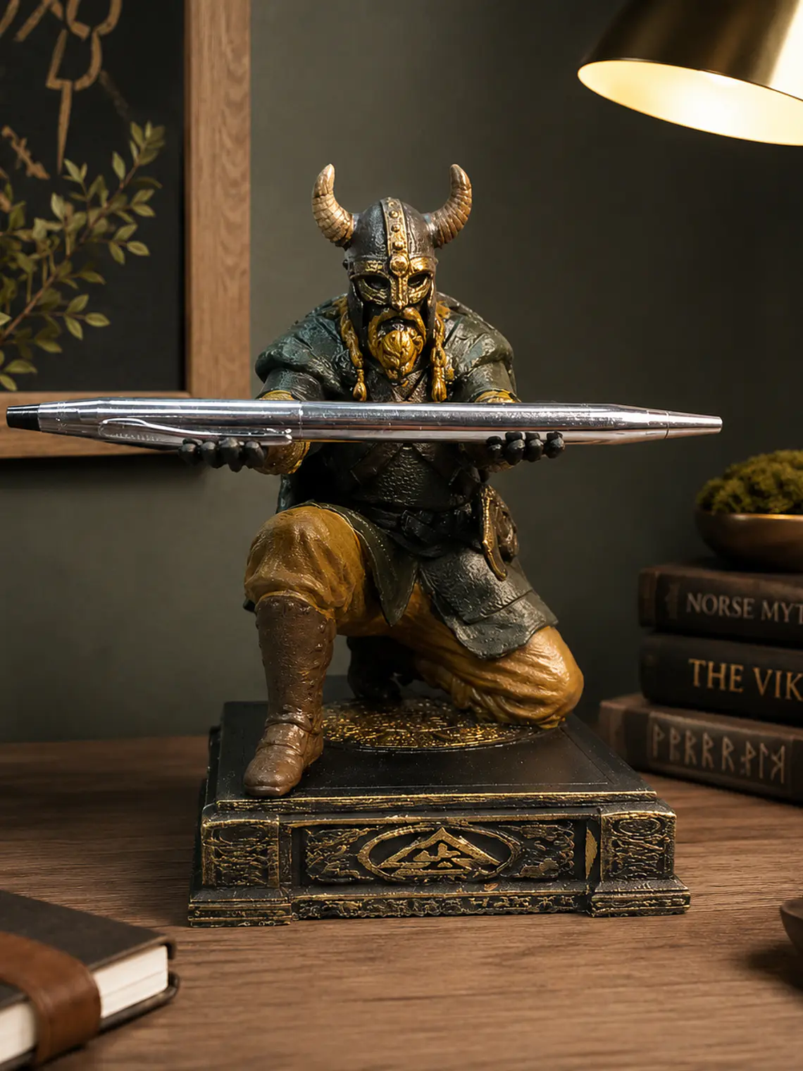 Portalápiz Vikingo Arrodillado 15,5 cm – Acabado en Policromía 2