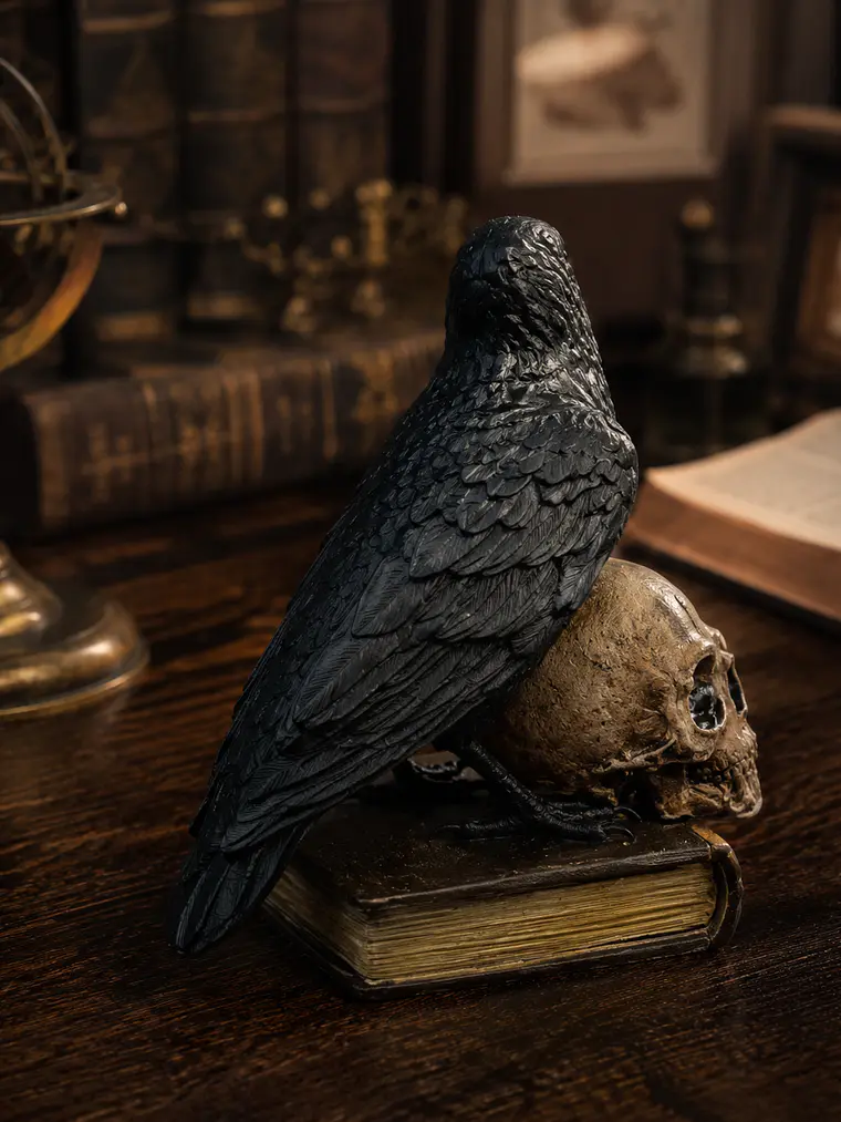 Figura Decorativa Cuervo del Umbral – Libro y Calavera 11 cm 4
