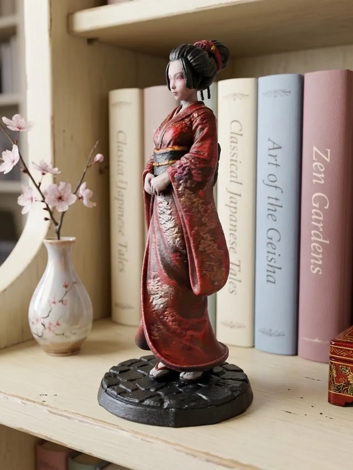 Geisha Akane – Dama Carmesí 15 cm | Kimono Rojo y Oro 2