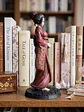 Geisha Akane – Dama Carmesí 15 cm | Kimono Rojo y Oro - Miniatura 3