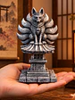 Kitsune del Santuario – Zorro de Nueve Colas sobre Tōrō Japonés 12 cm | Piedra Envejecida - Miniatura 2