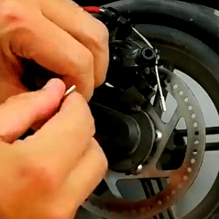 Cambiar neumático antipinchazos rueda Trasera