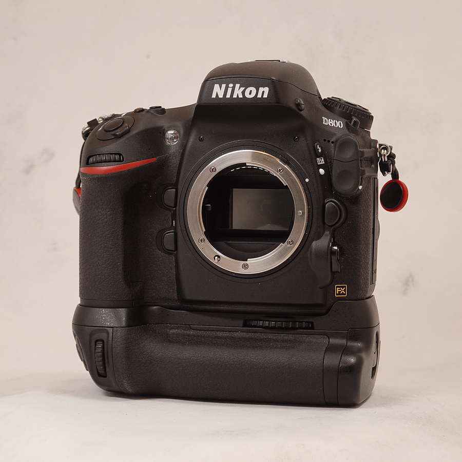 Nikon D800 + Grip MB-D12 - Usado