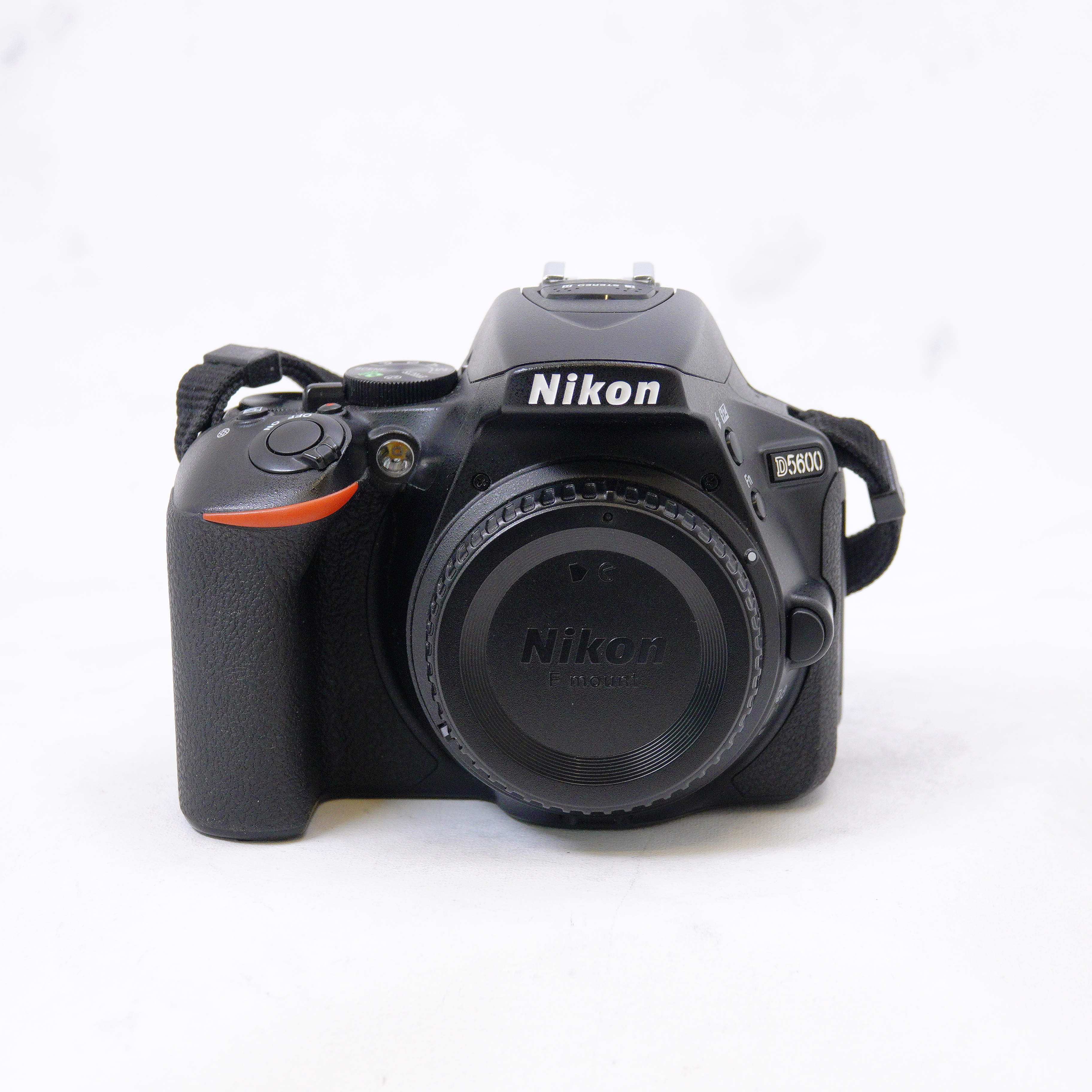 NIKON D5600 + Lente 18-55mm 3.5-5.6 G - Usado