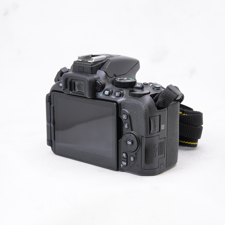 NIKON D5600 + Lente 18-55mm 3.5-5.6 G - Usado 8