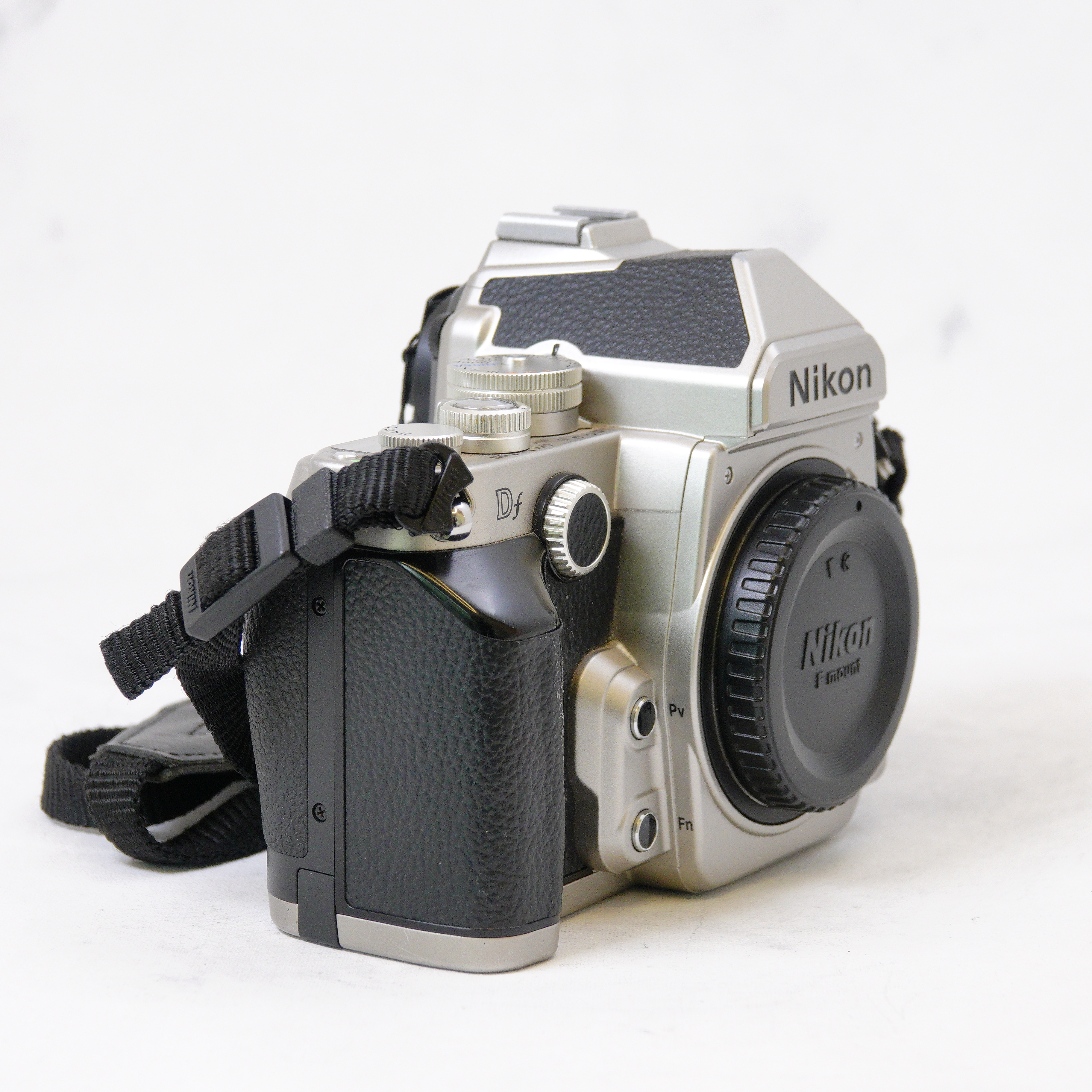 Nikon Df DSLR  (Body, Silver) - Usado