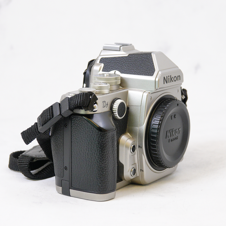 Nikon Df DSLR  (Body, Silver) - Usado 3