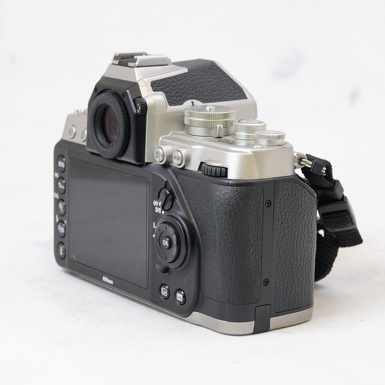 Nikon Df DSLR  (Body, Silver) - Usado 4