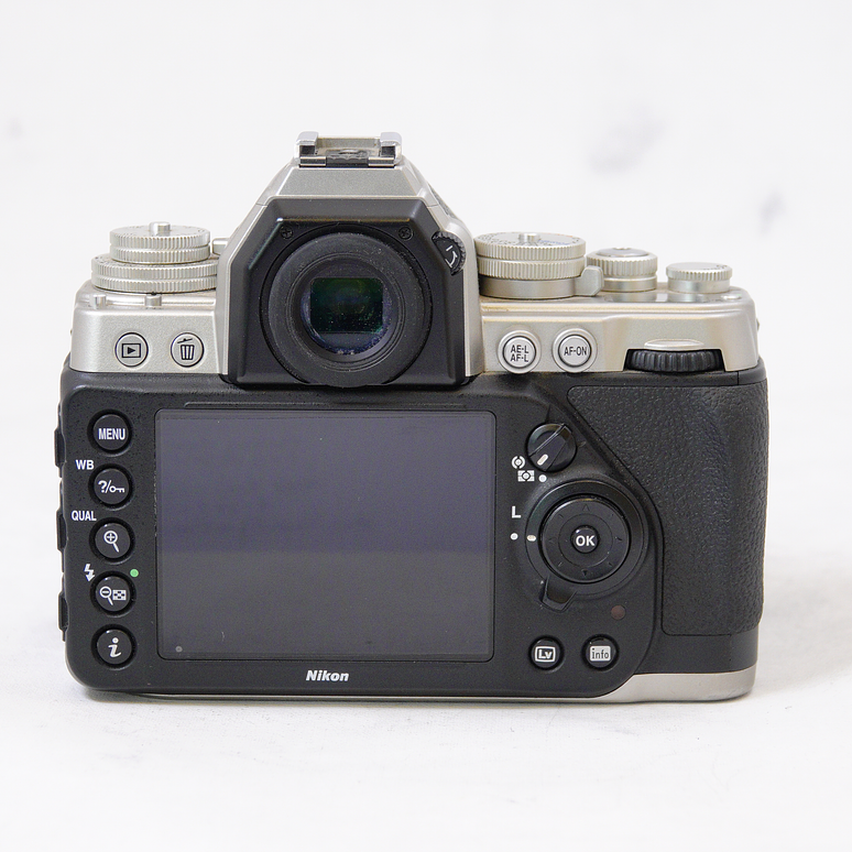 Nikon Df DSLR  (Body, Silver) - Usado 5