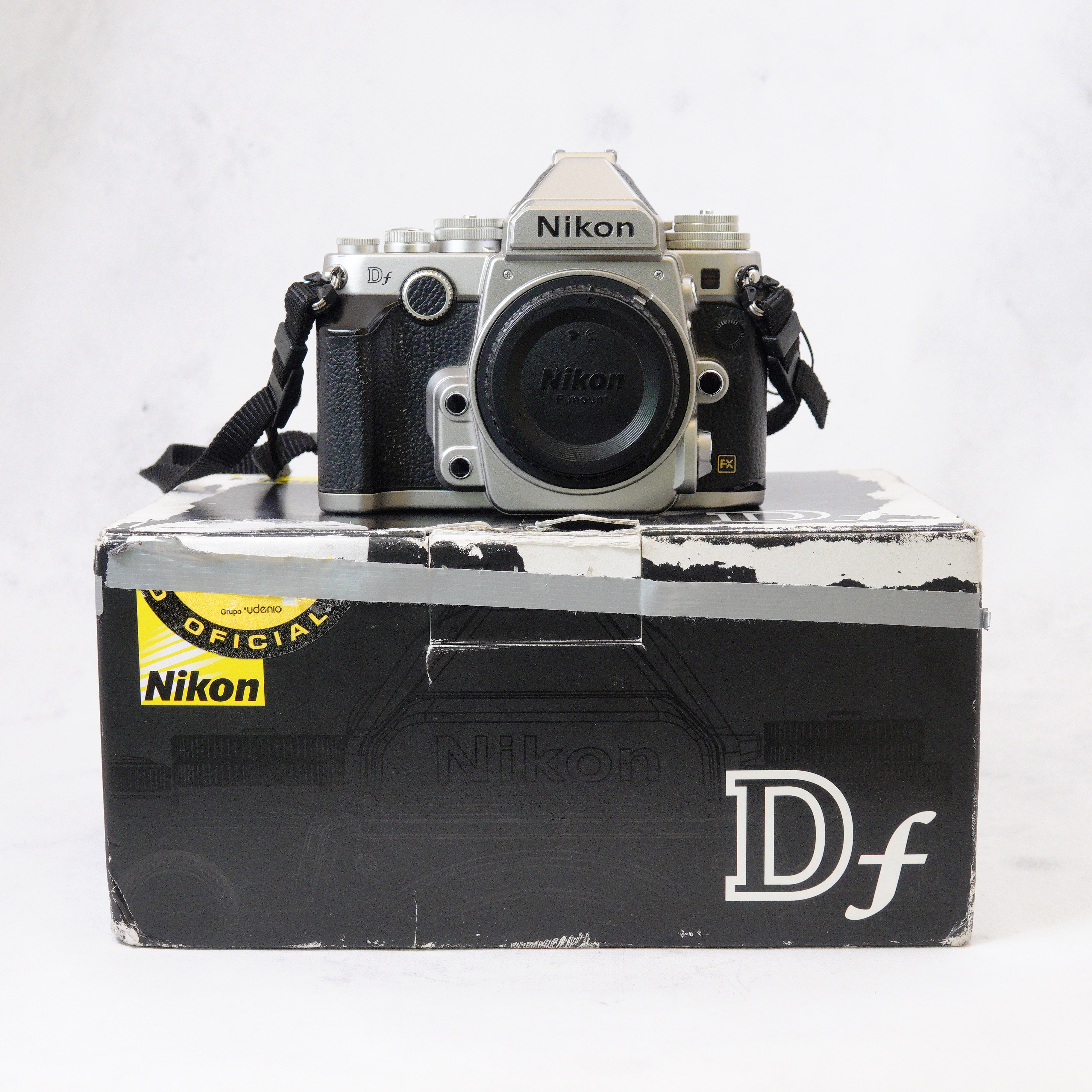 Nikon Df DSLR  (Body, Silver) - Usado