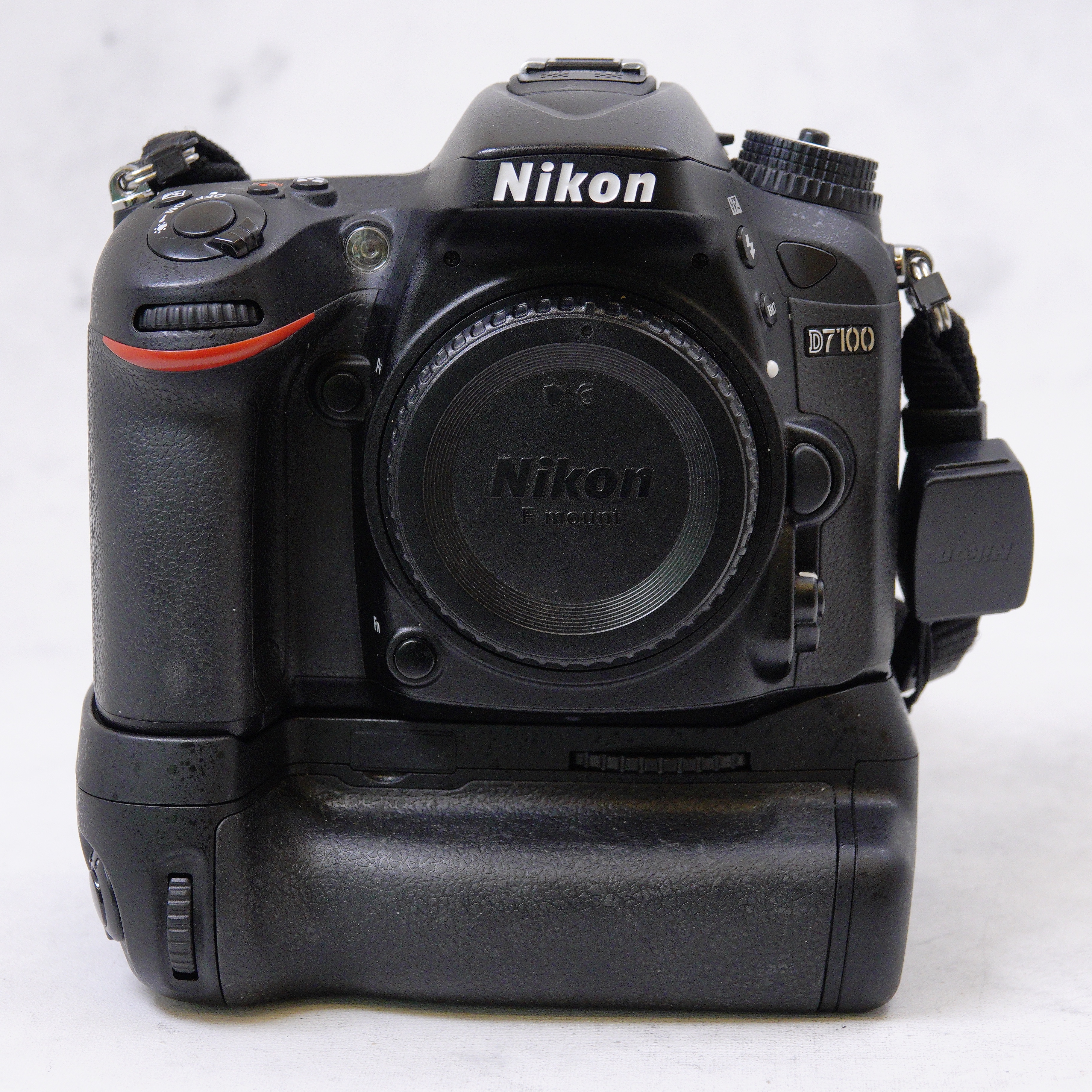 Nikon D7100 DSLR con Grip + accesorios - Usado