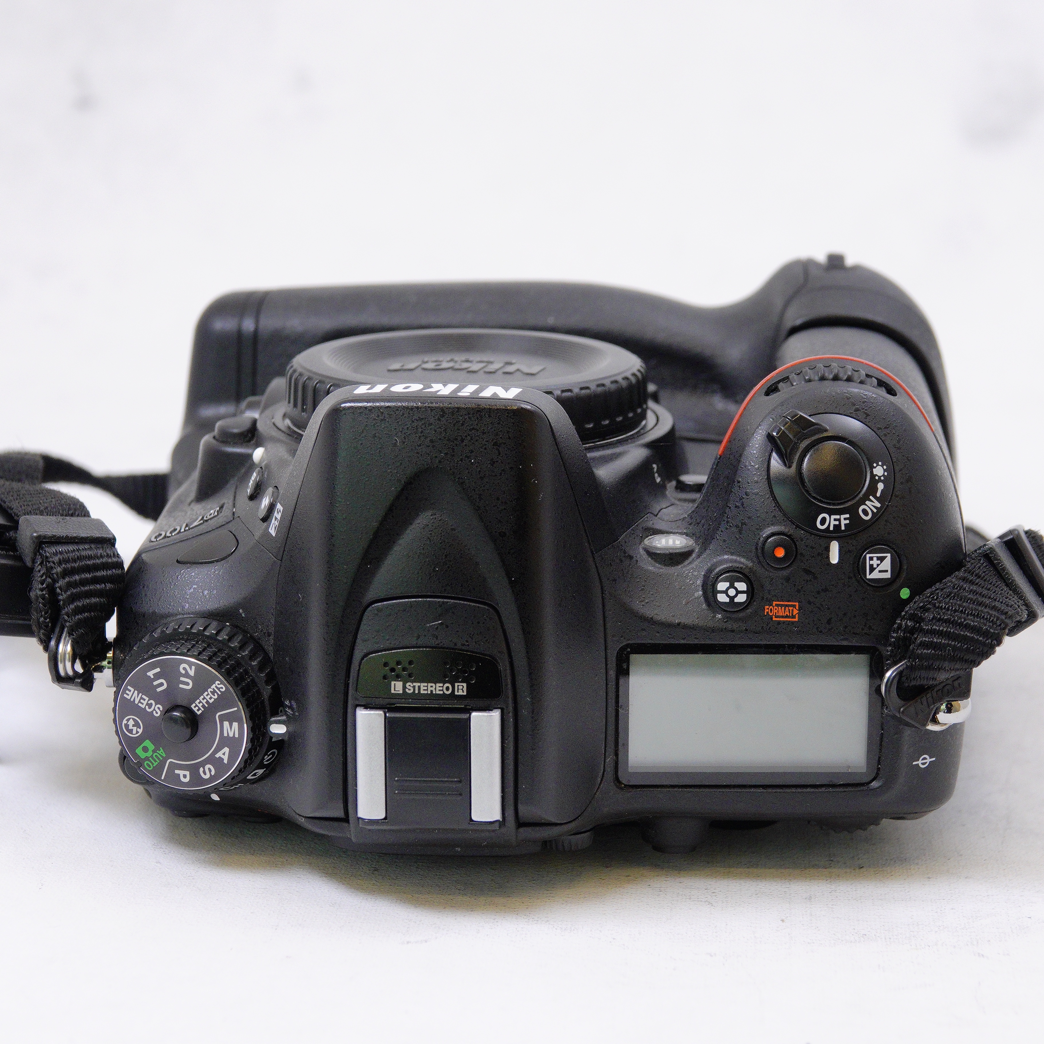 Nikon D7100 DSLR con Grip + accesorios - Usado