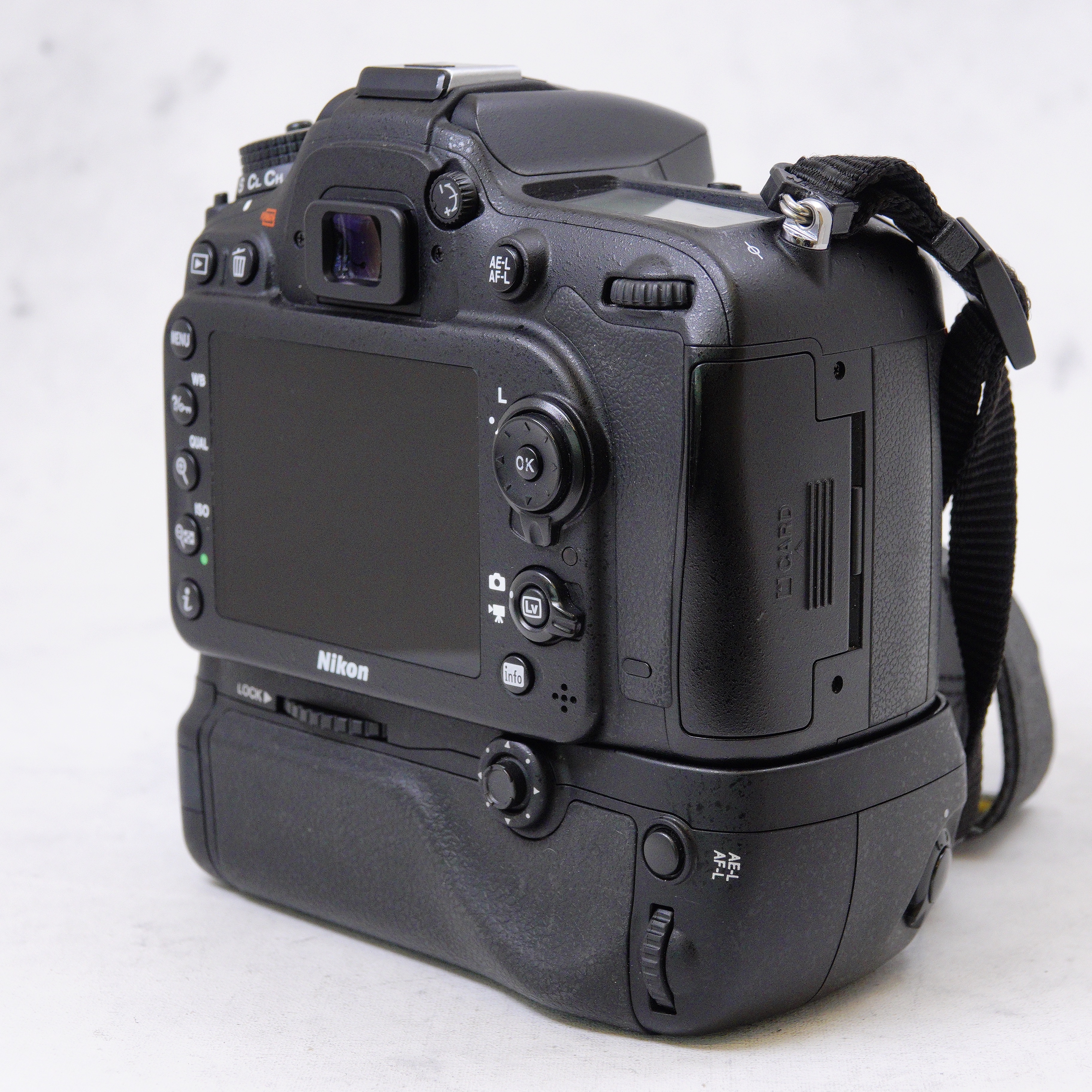 Nikon D7100 DSLR con Grip + accesorios - Usado