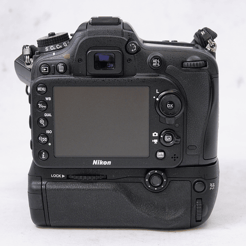Nikon D7100 DSLR con Grip + accesorios - Usado