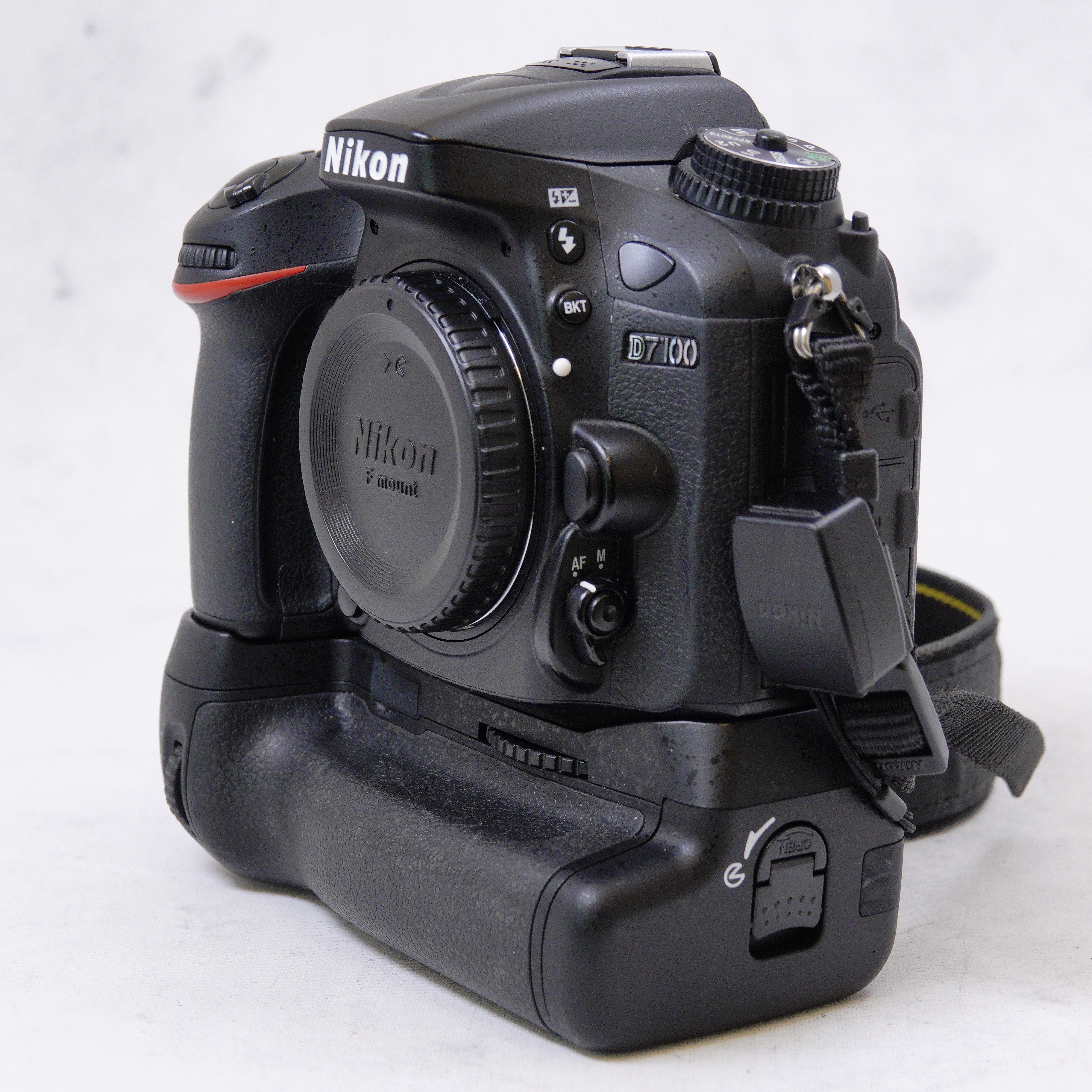 Nikon D7100 DSLR con Grip + accesorios - Usado