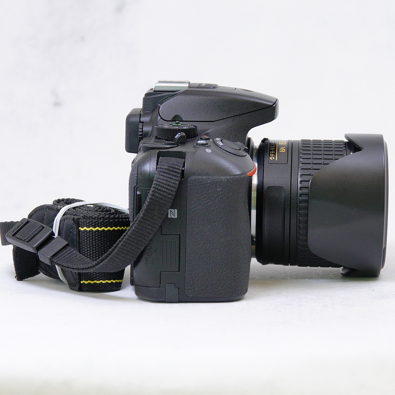 Nikon D5600 + Lente kit 18-55 + Mochila + Libros y accesorios - Usado 4