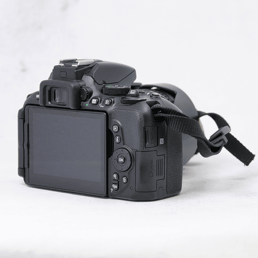 Nikon D5600 + Lente kit 18-55 + Mochila + Libros y accesorios - Usado 5