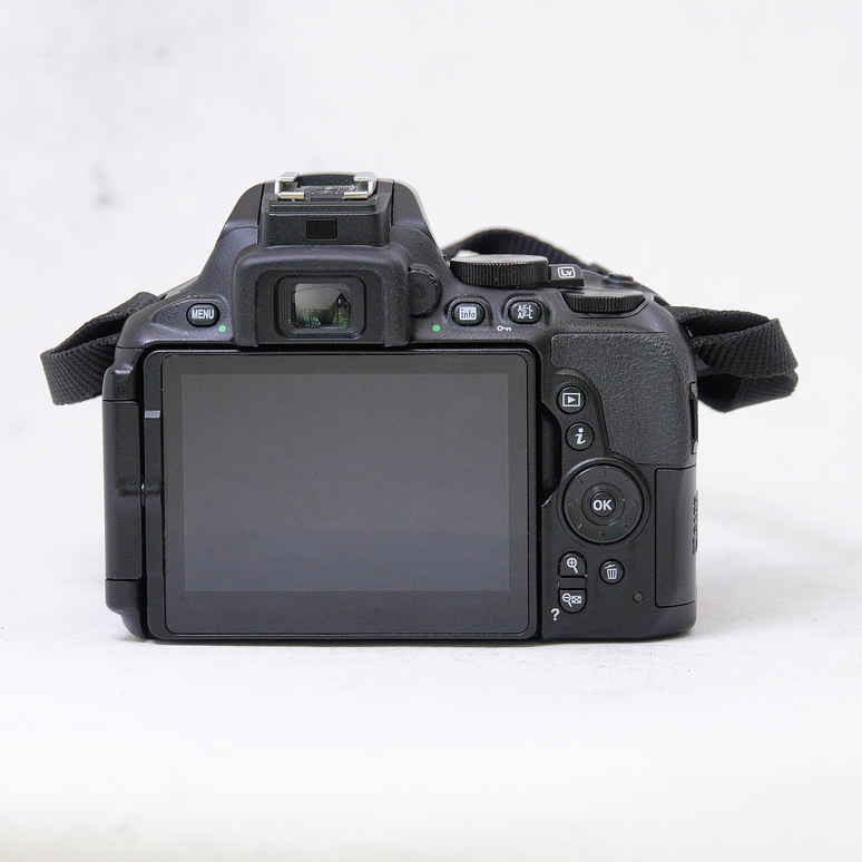 Nikon D5600 + Lente kit 18-55 + Mochila + Libros y accesorios - Usado 6