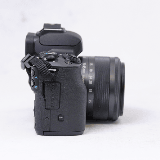 Canon EOS M50 con lente de 15-45mm mas accesorios - Usado 4