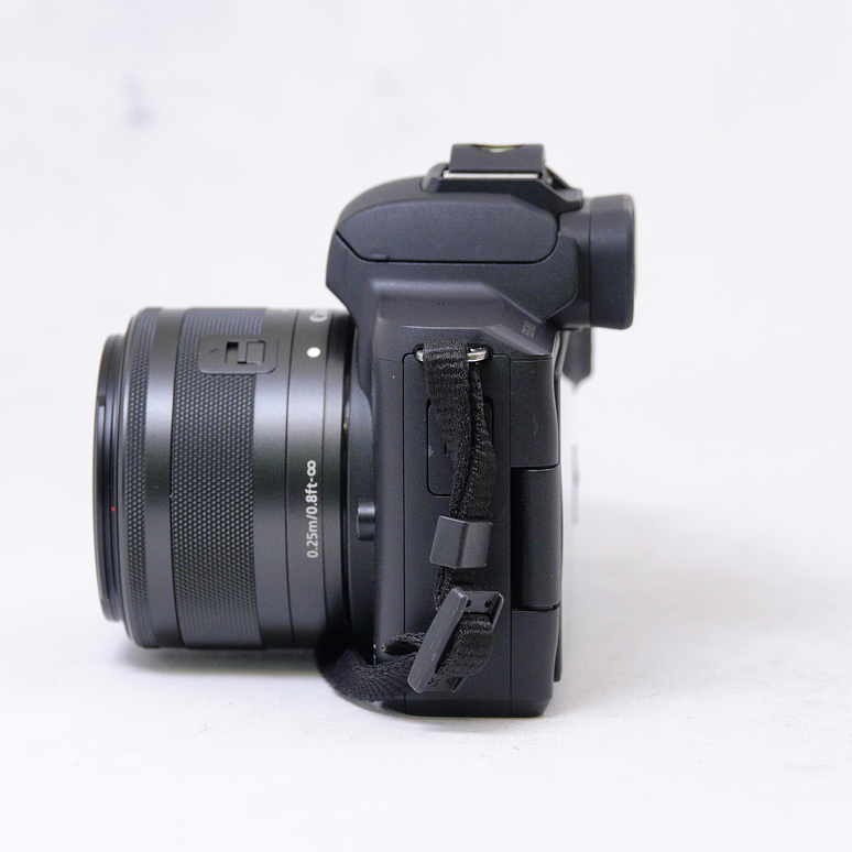 Canon EOS M50 con lente de 15-45mm mas accesorios - Usado 8