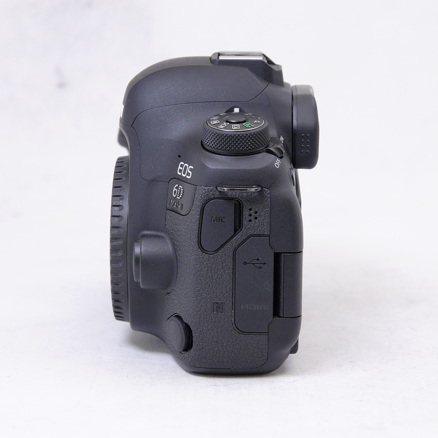 Canon EOS 6D Mark II DSLR mas accesorios - Usado