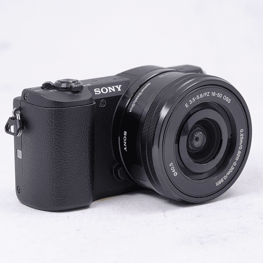 Sony Alpha a5100 con lente de 16-50mm - Usado 3