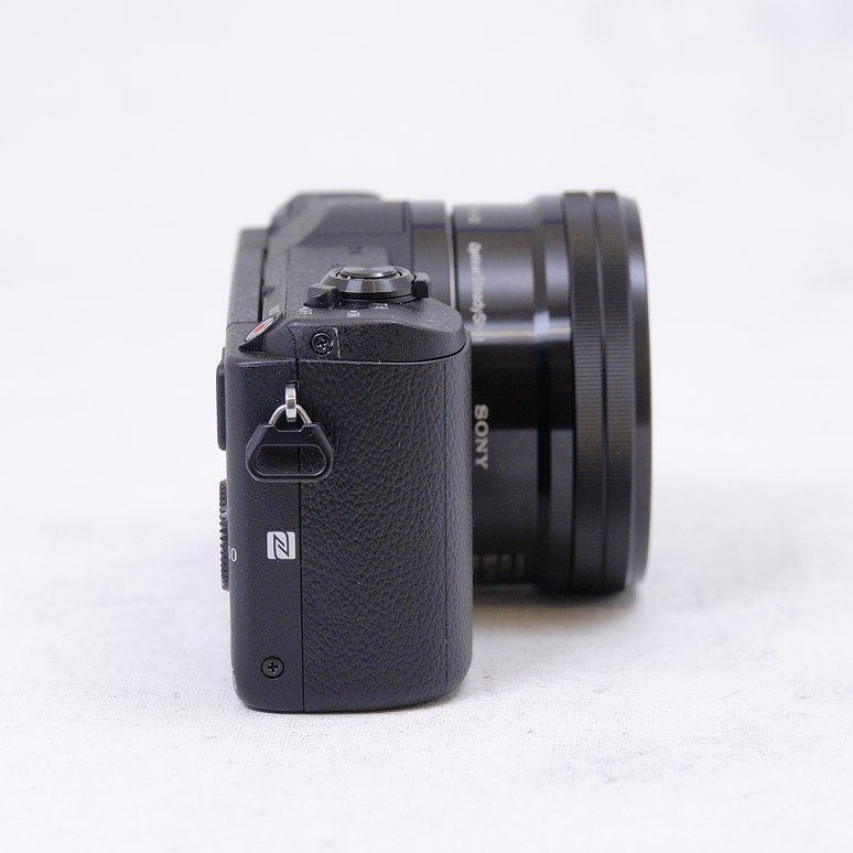 Sony Alpha a5100 con lente de 16-50mm - Usado 4