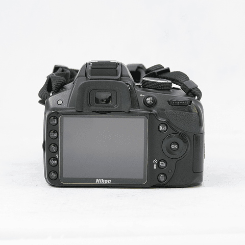 Nikon D3200 DSLR con lente de 18-55mm - Usado