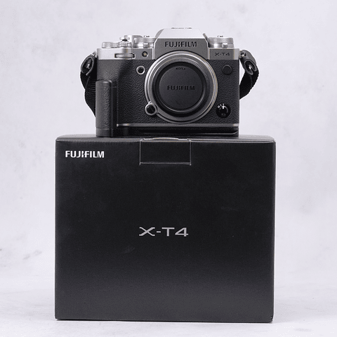 FUJIFILM X-T4 con baterías grip y accesorios - Usada