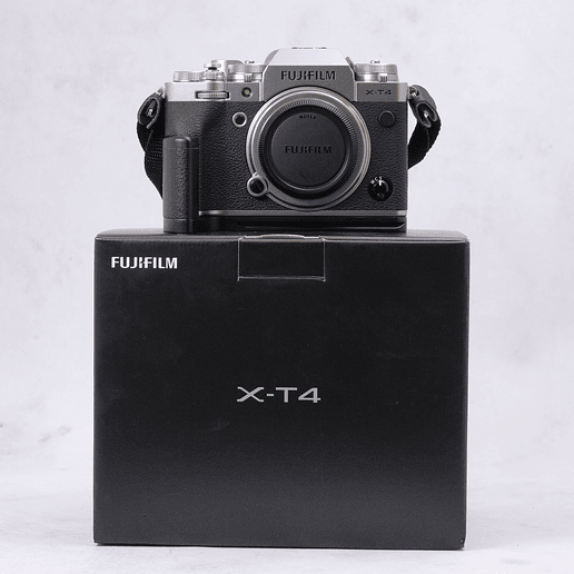 FUJIFILM X-T4 con baterías grip y accesorios - Usada 12
