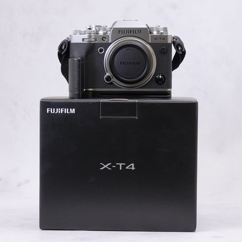 FUJIFILM X-T4 con baterías grip y accesorios - Usada 12