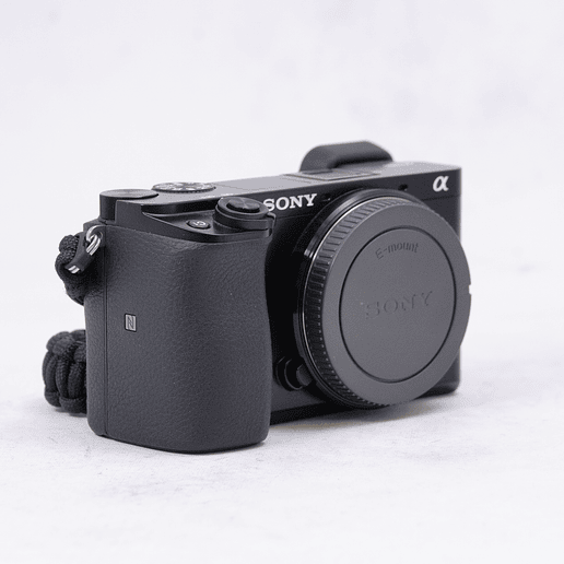 Sony a6100 con tarjeta SD 32GB más accesorios - Usado 3