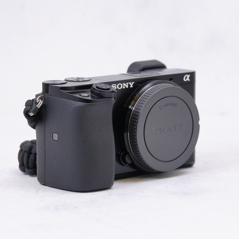 Sony a6100 con tarjeta SD 32GB más accesorios - Usado 3