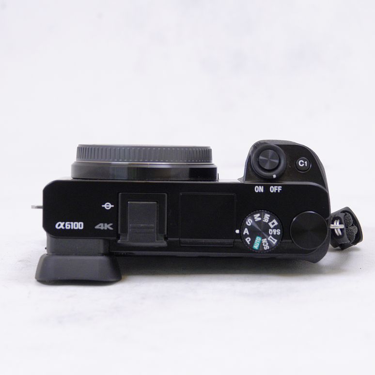 Sony a6100 con tarjeta SD 32GB más accesorios - Usado 10