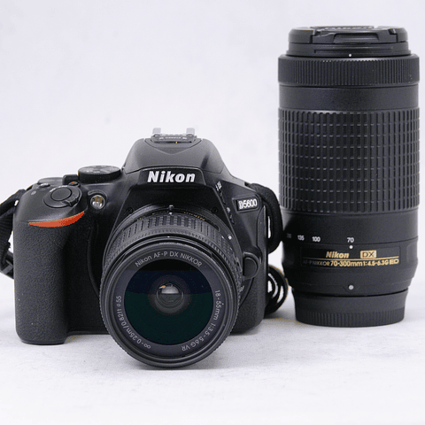 Nikon D5600 + 18-55mm + 70-300mm con accesorios - Usado