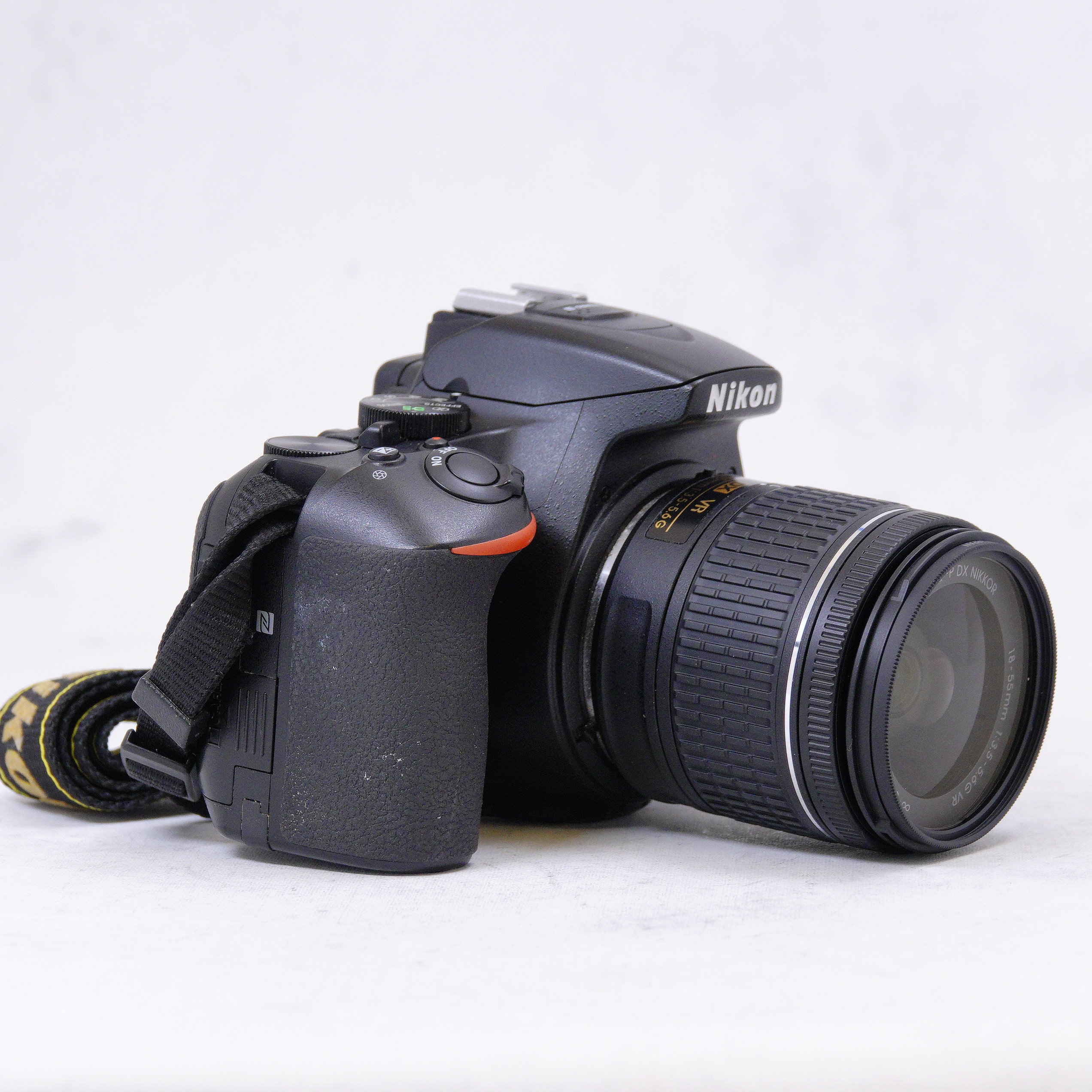 Nikon D5600 + 18-55mm + 70-300mm con accesorios - Usado