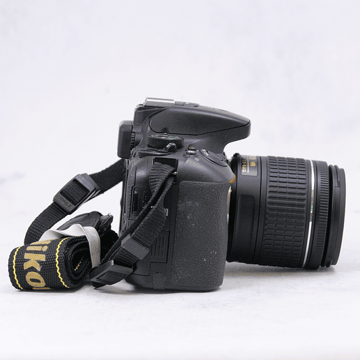 Nikon D5600 + 18-55mm + 70-300mm con accesorios - Usado 4