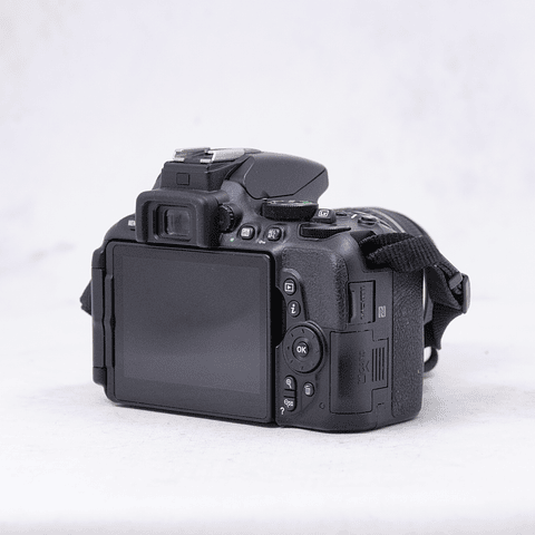 Nikon D5600 + 18-55mm + 70-300mm con accesorios - Usado
