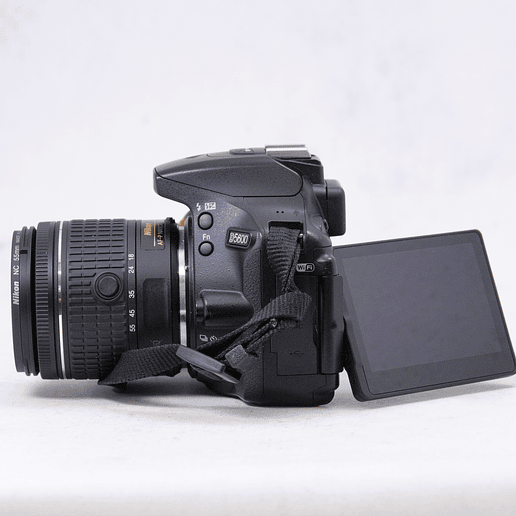 Nikon D5600 + 18-55mm + 70-300mm con accesorios - Usado 8
