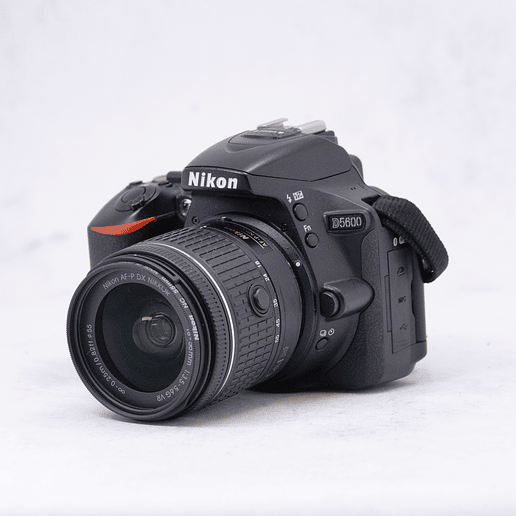 Nikon D5600 + 18-55mm + 70-300mm con accesorios - Usado 9