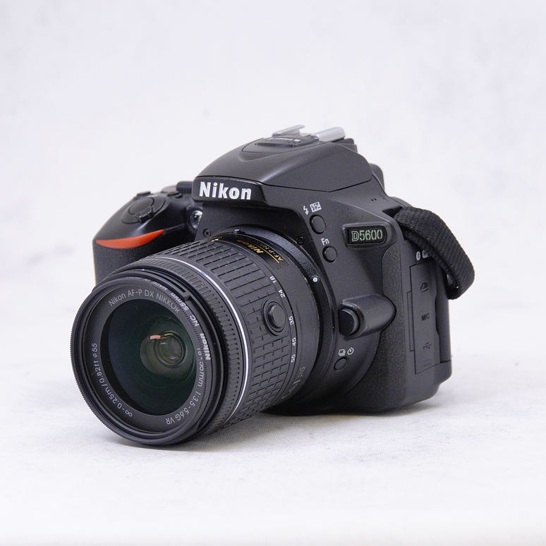 Nikon D5600 + 18-55mm + 70-300mm con accesorios - Usado 9