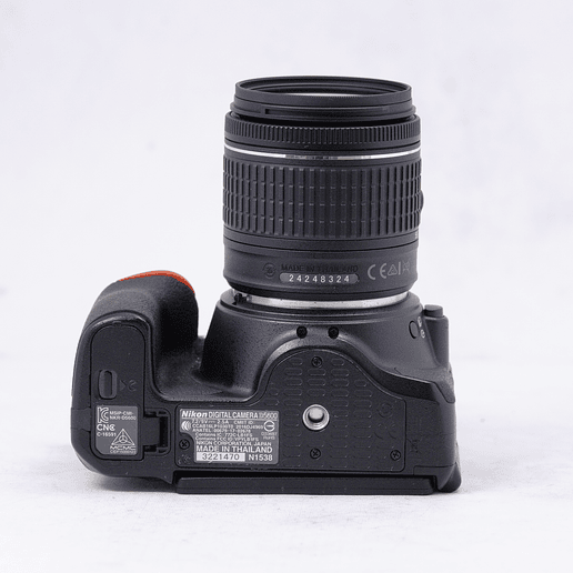 Nikon D5600 + 18-55mm + 70-300mm con accesorios - Usado 11