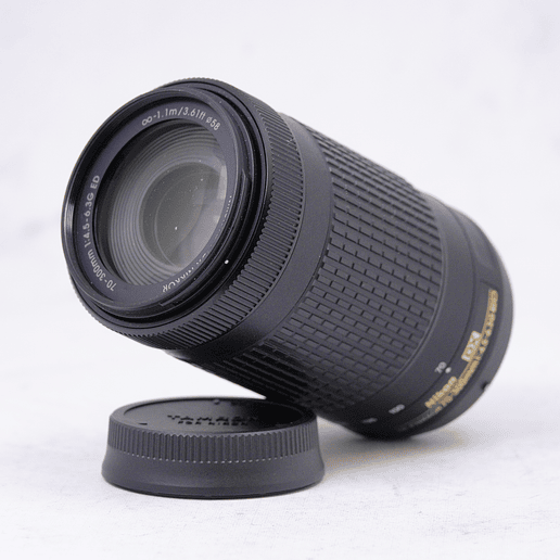 Nikon D5600 + 18-55mm + 70-300mm con accesorios - Usado 13