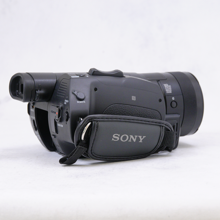 Sony FDR-AX700 4K Camcorder - Usado 6