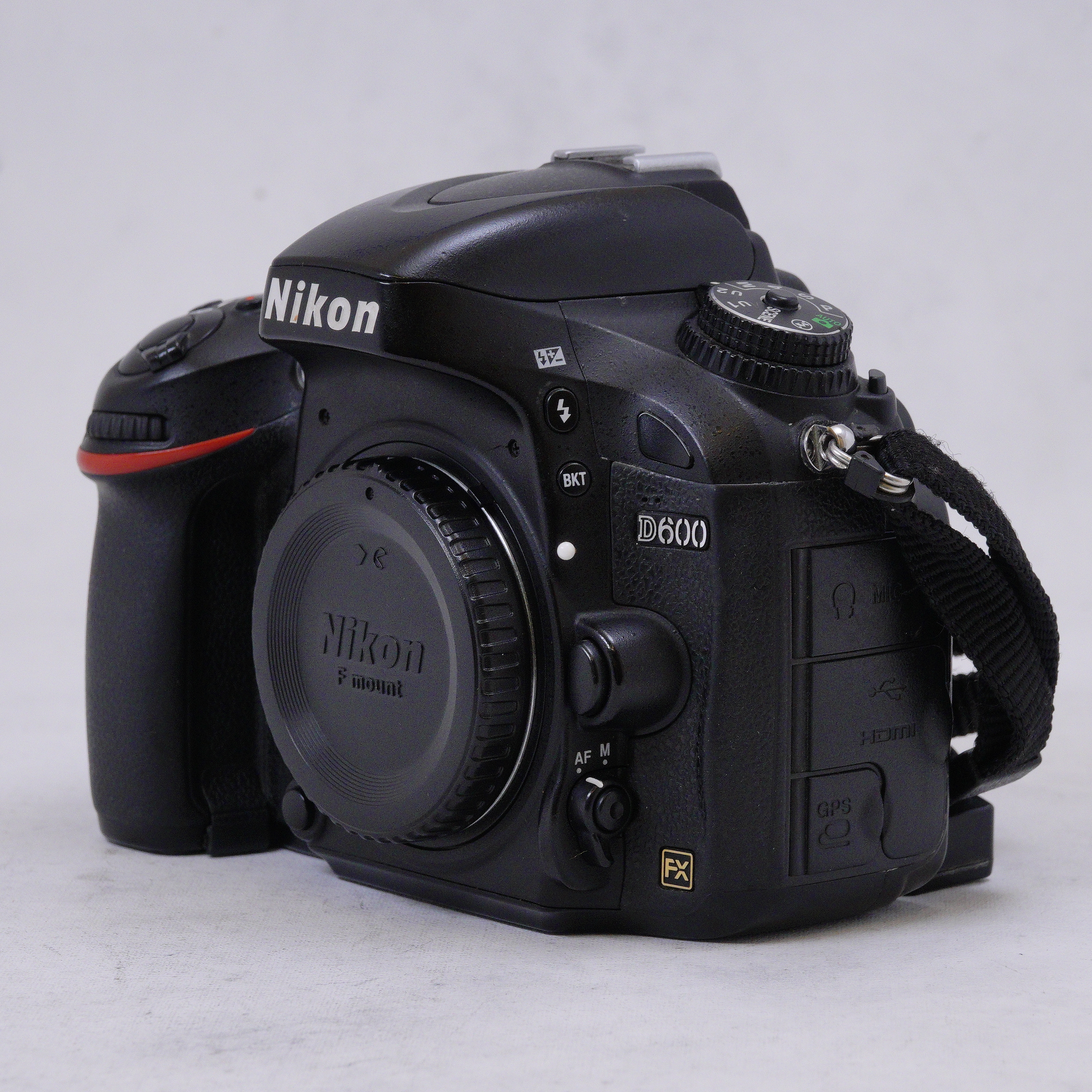 Nikon D600 DSLR Camara (Cuerpo) con accesorios - Usado