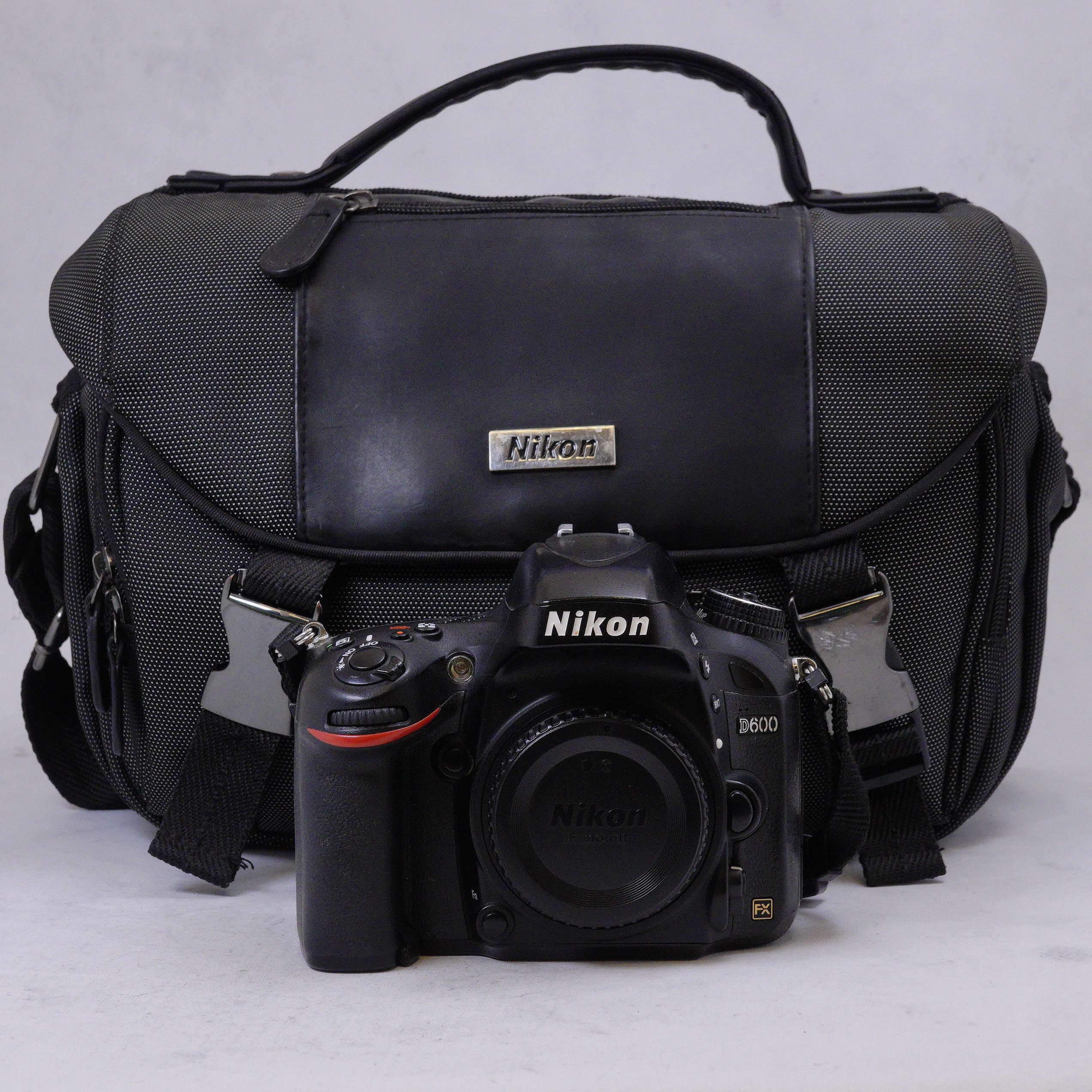 Nikon D600 DSLR Camara (Cuerpo) con accesorios - Usado