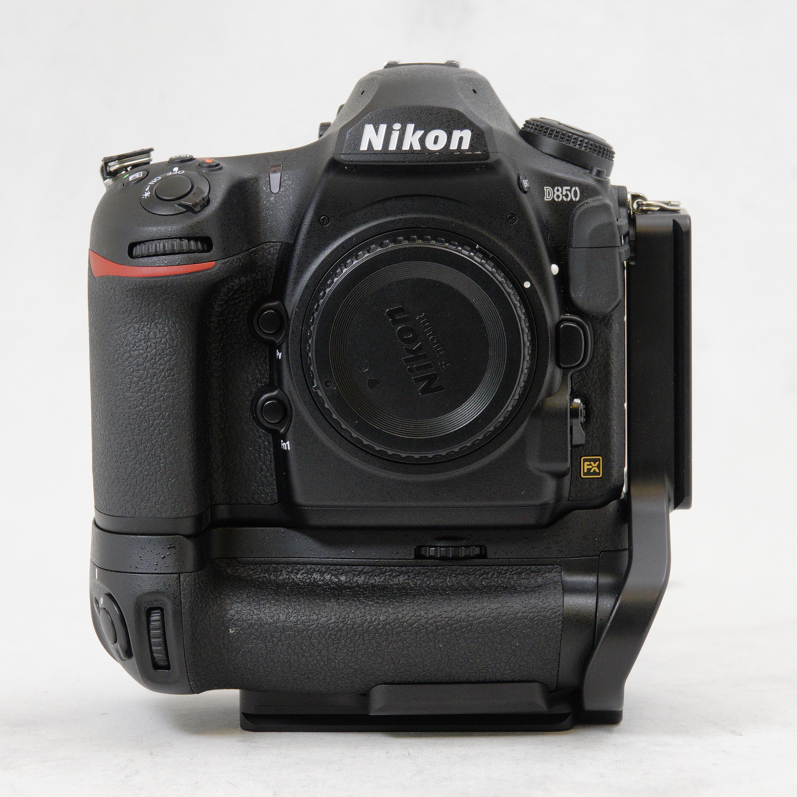 Nikon D850 DSLR con MB-D18 BATTERYGRIP y Kirk L-Bracket - Usado